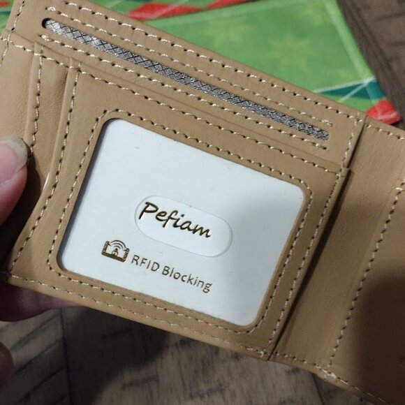 ** SOLD OUTSIDE OF POSHMARK ** Men's RFID Blocking Leather Wallet - Picture 4 of 5